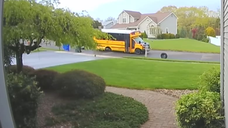 كاميرا ترصد ما حدث لحافلة مدرسية محملة بالطلاب فجأة عندما انفصل إطارها على الطريق