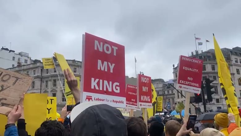 “ليس ملكي“.. شاهد محتجون يتظاهرون ضد تتويج الملك تشارلز الثالث