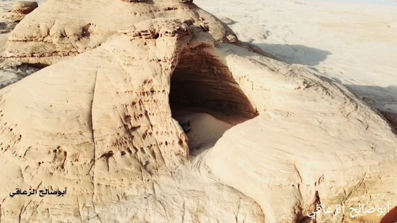 من وسط تجويف صخري.. مشاهد جوّية تكشف أحد خفايا السعودية الساحرة