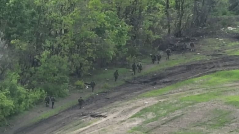 فيديو دراماتيكي يظهر رد فعل جنود روس عندما تعرضوا لهجوم جوي أوكراني