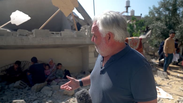 سوت مبنى بالأرض.. مراسل CNN ينقل ما حدث بعدما ضربت غارة إسرائيلية منطقة في غزة