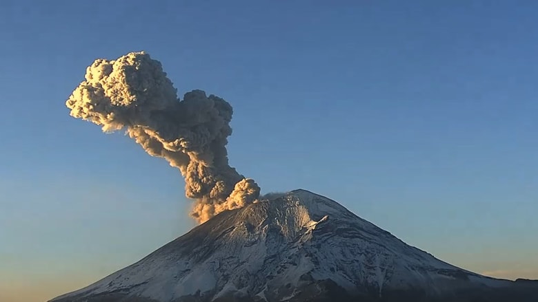 أحدث سلسلة انفجارات.. فيديو يظهر لحظة ثوران بركان نشط في المكسيك