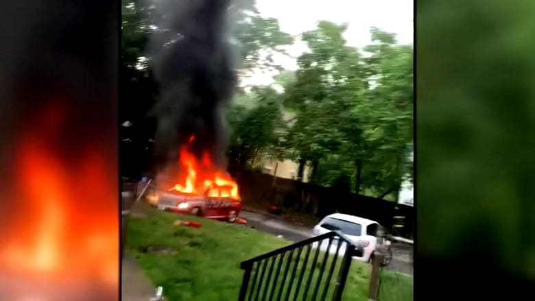 مشهد مرعب.. امرأة تشعل النار بعائلة داخل سيارتهم وتراقبهم يحترقون
