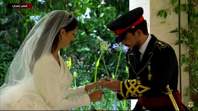 لحظة تبادل الأمير الحسين الخواتم مع الأميرة رجوة في قصر زهران