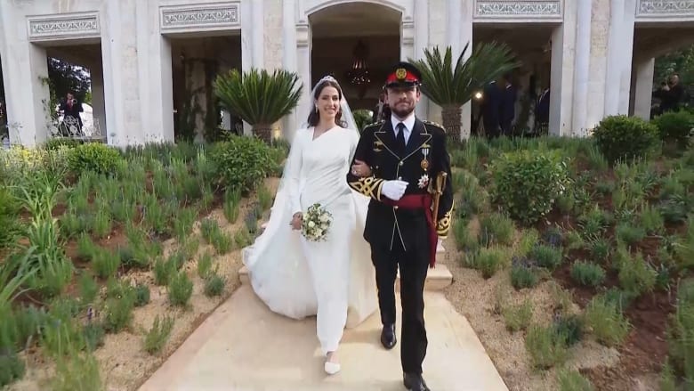 السعودية ومنطقة القريّات وعلاقتها بأغنية زفاف الأمير الحسين ورجوة.. الشاعر صالح الشادي يروي لـCNN