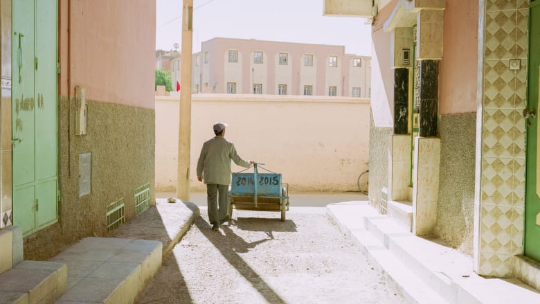 عند حافة الصحراء الكبرى.. مصور يوثق بلدات المغرب بتدرجاتها الوردية الهادئة