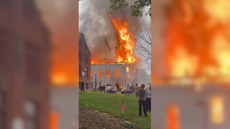 كاميرا ترصد حريقًا مستعرًا يسقط برج كنيسة تاريخية ويدمر المبنى بالكامل