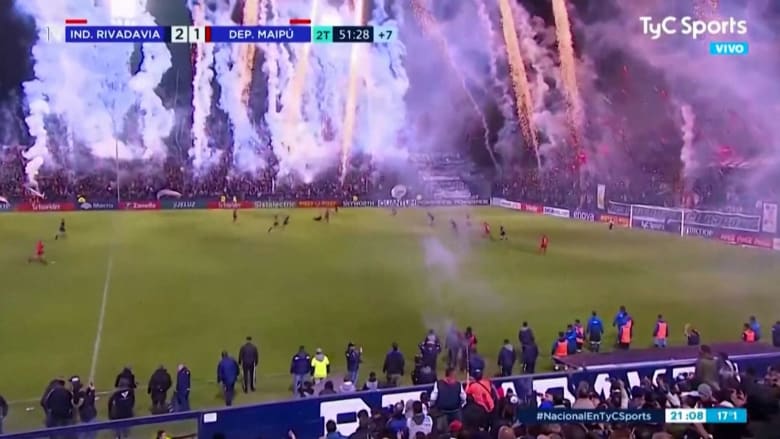 حولوا الملعب إلى سحابة دخان.. شاهد كيف احتفل مشجعو فريق بالأرجنتين قبل نهاية المباراة