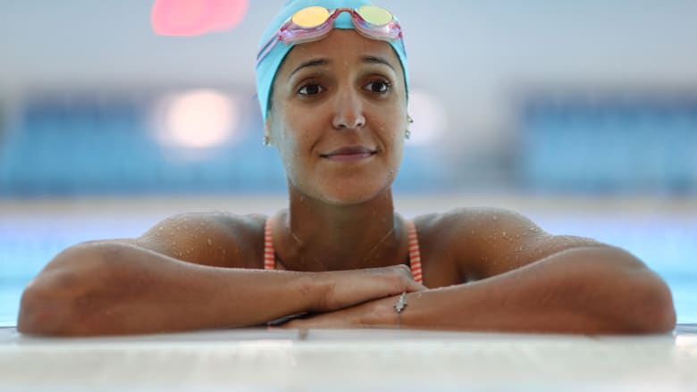 بطلة السباحة التونسية سارة الأجنف تروي لـCNN حكايتها وكيف تغلّبت على المصاعب خلال مسيرتها