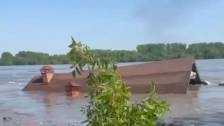 منزل يعوم وسط النهر وأوز يسبح أمام مبنى.. شاهد أضرار انهيار سد نوفا كاخوفكا