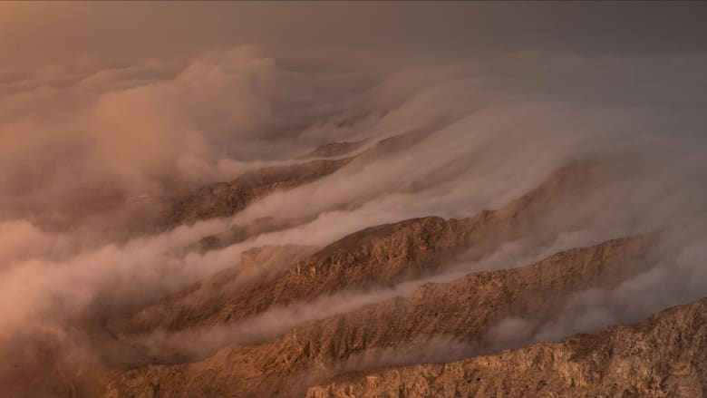 فيديو يحبس الأنفاس..مغامر ينطلق بدراجة عبر مسار جبلي ضيق في الجزائر