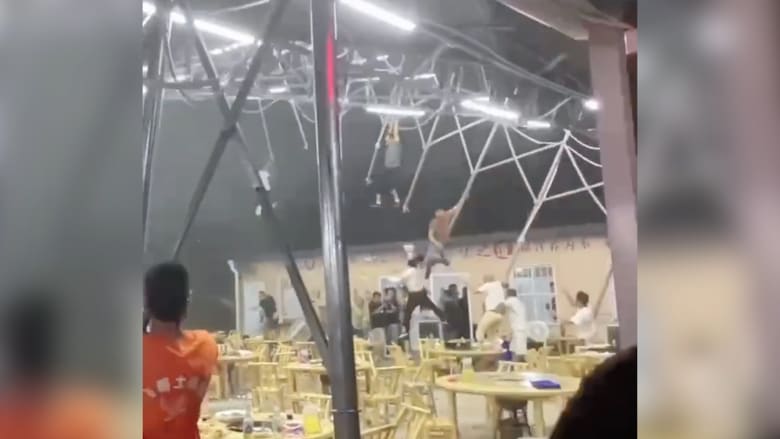 قذفت الناس في السماء.. شاهد ما حدث لحظة هبوب رياح عاتية على مطعم في الصين