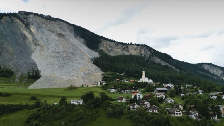 كتل صخرية عملاقة تنهار فجأة نحو قرية سويسرية.. شاهد ما حدث