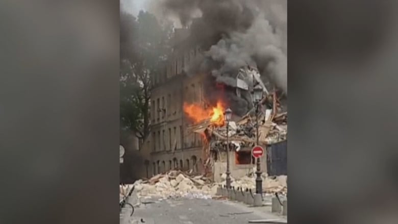 "كأنه زلزال".. فيديو يظهر آثار انفجار هائل هز المباني وحرّك الأثاث بباريس