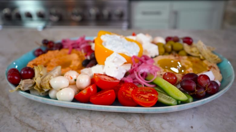 أهم وجبة في النظام الغذائي للبحر الأبيض المتوسط.. إليك كيف يمكنك صنع طبق مازة ملون ومثالي