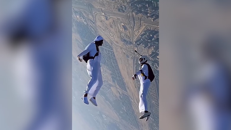 بلباس إماراتي تقليدي.. مغامر يقفز من سماء دبي و"الغترة" تثير فضول متابعيه