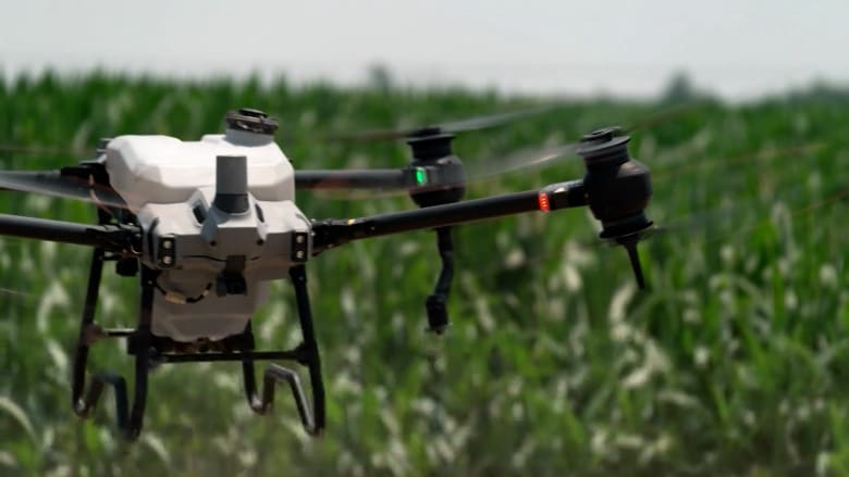 تكنولوجيا طائرات “درون” والذكاء الاصطناعي تُحدث تغييرًا بمجال الزراعة.. كيف يتم ذلك؟