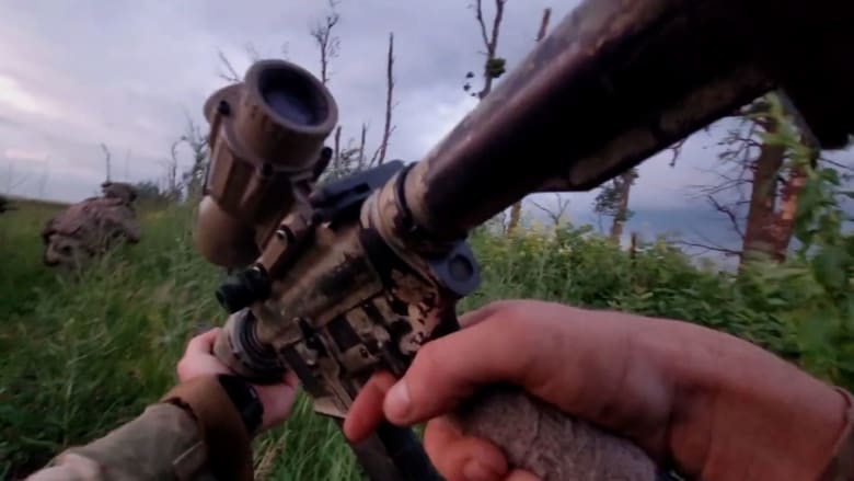 مواجهة عنيفة.. جندي مشاة بحرية أمريكية سابق يوثق لحظة مداهمة مواقع روسية بأوكرانيا وتعرضهم لإطلاق نار كثيف