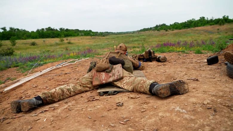 "نحن مستعدون".. CNN تلقي نظرة مباشرة على تدريب لواء أوكراني للقتال بالخطوط الأمامية