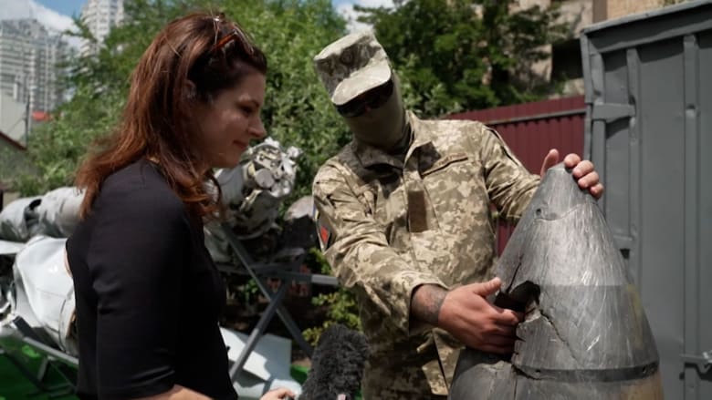 مقاتل أوكراني يستعرض صاروخًا روسيًا أسقطه "يفوق سرعة الصوت".. كيف تمكن من ذلك؟