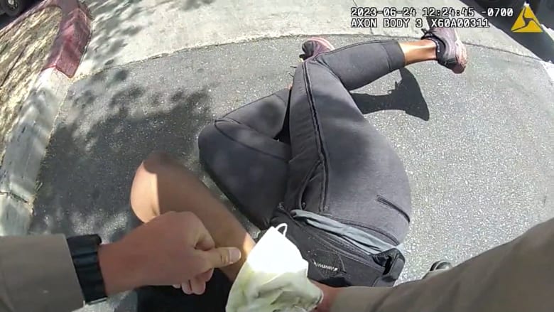 رماها أرضًا واعتقلها.. فيديو يُظهر ضابطي شرطة يعتديان على امرأة في الطريق