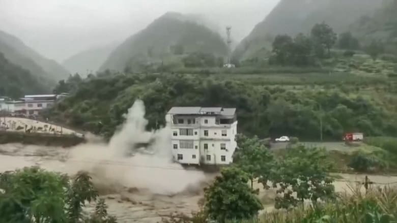 مشاهد مرعبة.. شاهد ما حدث عندما ضربت فيضانات مميته الصين