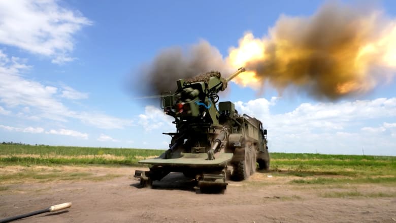 مزاعم أوكرانية بتحقيق مكاسب في باخموت.. شاهد لحظة القصف المدفعي باتجاه الروس