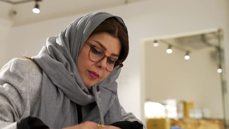 شاهد كيف جمعت فنانة سعودية بين الخط العربي والفن المعاصر