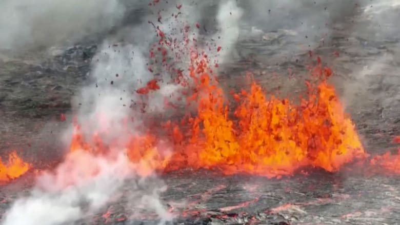 قذف الحمم وملأ السماء بالدخان.. فيديو يظهر ثوران بركان جنوب عاصمة آيسلندا