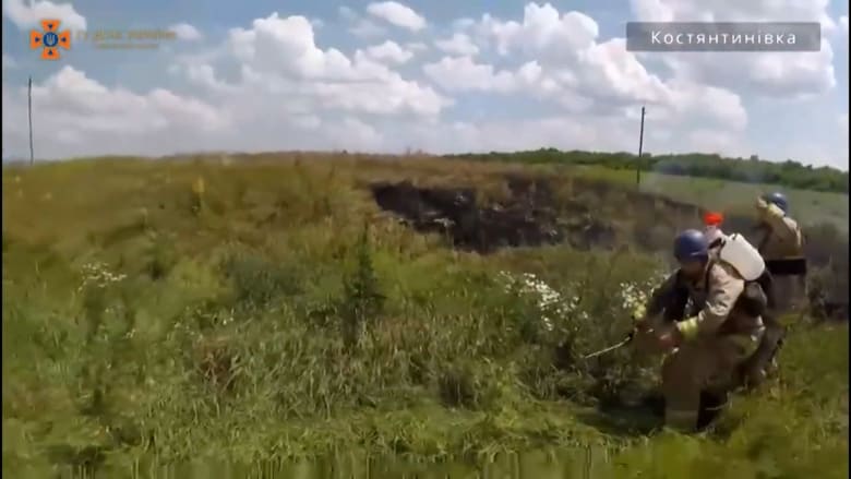 كانوا يحاولون إخماد حريق.. شاهد منقذين يفرّون للاحتماء وسط قصف روسي في دونيتسك
