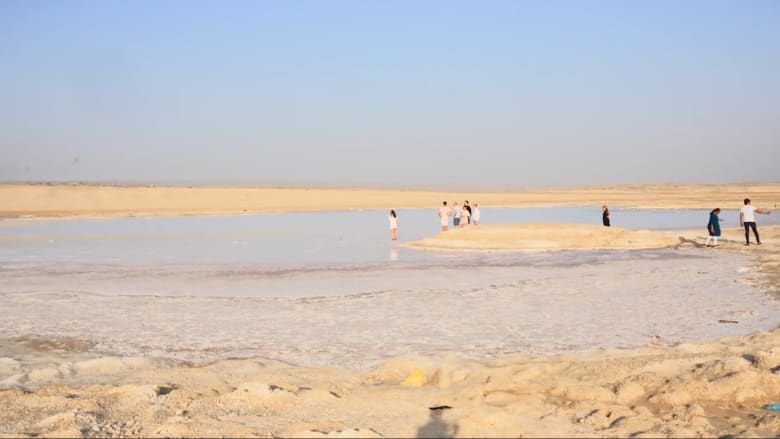 "ثلوج متراكمة" وسط صحراء أبوظبي.. هل هذه أجمل بحيرة بالإمارات؟