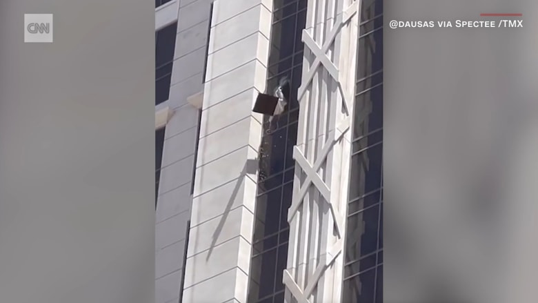 كسر النافذة وألقى بشاشة تلفاز منها.. شاهد ما فعله رجل احتجز امرأة كرهينة في فندق في لاس فيغاس
