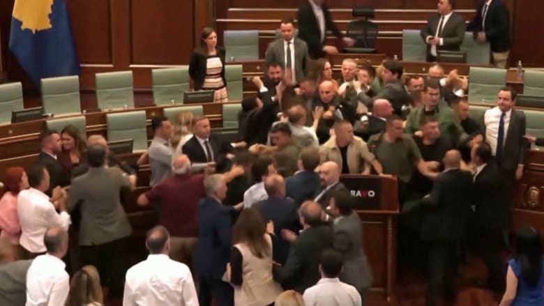 رش الماء في وجهه.. فيديو يرصد لحظة اندلاع عراك عنيف في برلمان كوسوفو