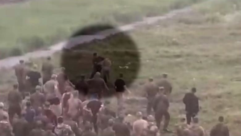 معركة مميتة.. روسيا تنشر مقطع فيديو لشجار بالسكاكين بين جنود روس بالقرب من موسكو