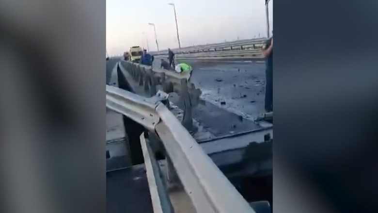 يربط بين القرم وروسيا.. فيديو يظهر حجم الدمار الذي لحق بجسر كيرتش بعد هجوم مزعوم