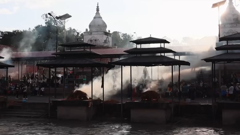 دخان أسود يغطي السماء.. شاهد أبناء يحرقون جثث آبائهم بحسب عادات هندوسية