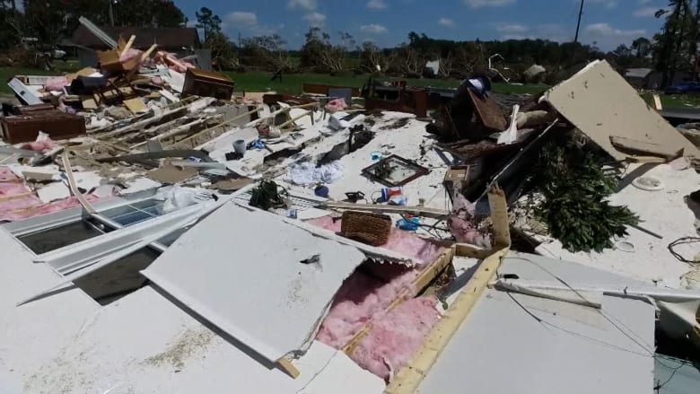 "يا رب دعني أعيش".. شاهد ما حدث لمنزل زوجين ضربه إعصار قوي بأمريكا