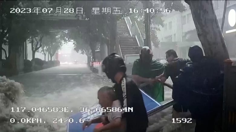 عالق وسط مياه متدفقة.. شاهد لحظة إنقاذ رجل حاصرته الفيضانات بالصين