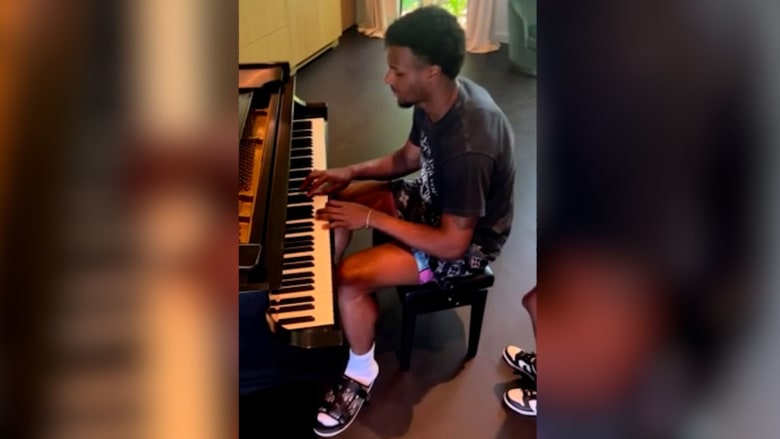 شاهد ابن لاعب كرة السلة الشهير ليبرون جيمس وهو يعزف البيانو بعد أيام من السكتة القلبية