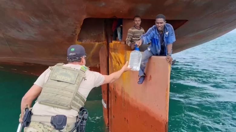 أسماك القرش كانت تحتهم.. العثور على مهاجرين متسللين يختبئون 14 يومًا على دفة سفينة ضخمة