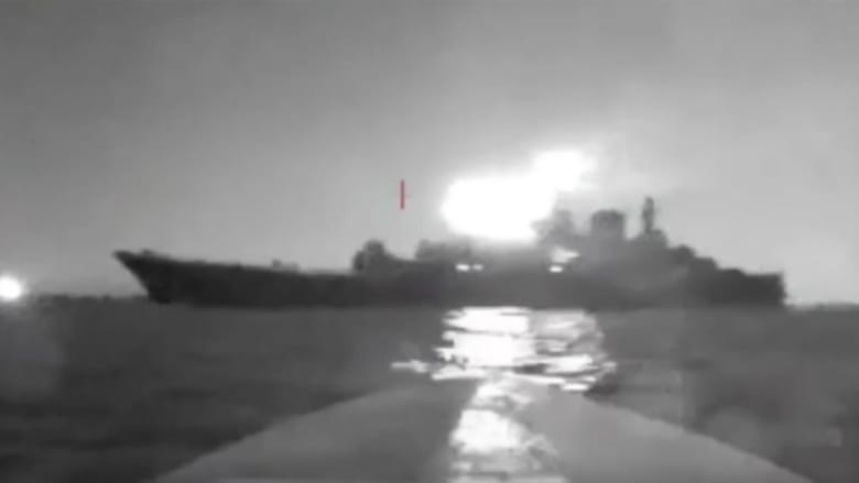 حاملة 450 كيلوغرامًا من المتفجرات.. فيديو يظهر اقتراب طائرة درون أوكرانية من سفينة حربية روسية