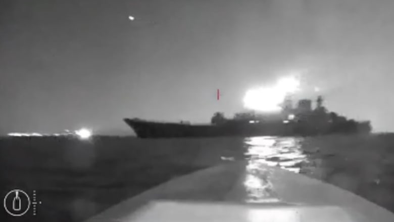 محملًا بالمتفجرات.. شاهد لحظة استهداف "درون" أوكراني سفينة روسية ضخمة