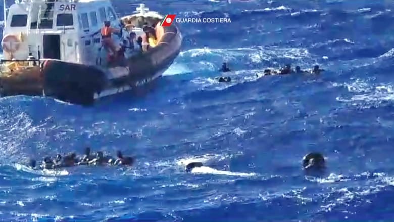 قتلى ومفقودين في البحر.. شاهد لحظة إنقاذ مهاجرين من تحطم قاربين قبالة سواحل إيطاليا