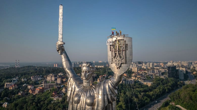 لـ"إزالة" ذكريات تلك الحقبة.. أوكرانيا تستبدل رمزًا سوفيتيًا برمح على نصب تذكاري وطني