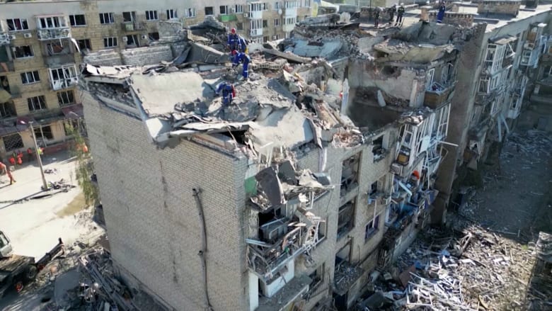 بفارق دقائق.. صاروخان باليستيان يضربان منطقة سكنية شرقي أوكرانيا