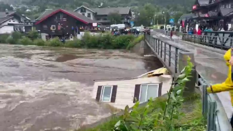 لحظة تحبس الأنفاس.. فيديو يظهر ما حدث لمنزل جرفته الفيضانات في النرويج