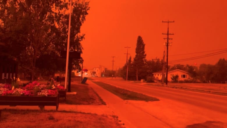 صبغ السماء باللون الأحمر.. فيديو سريالي يُظهر ما تسبب به حريق هائل في كندا