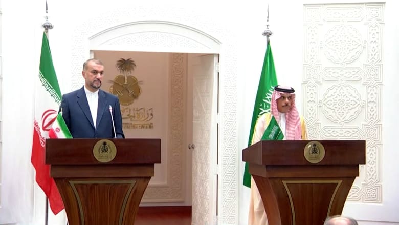 وزير خارجية إيران يصف الخليج بـ"الفارسي" أمام نظيره السعودي.. شاهد ما حدث