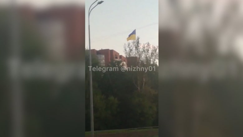 رفع علم أوكرانيا في قلب روسيا.. شاهد ما فعله مجهول قرب مقر الأمن الروسي
