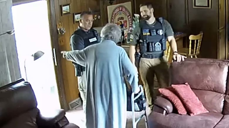 "لا أريدكم في منزلي".. شاهد سيدة بعمر 98 عامًا تواجه الشرطة أثناء مداهمة بيتها